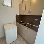 Dhoma Plazhi Husi 홈스테이