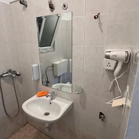 Dhoma Plazhi Husi Privatunterkunft