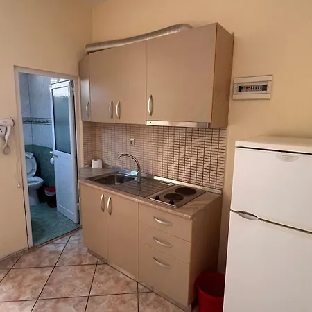 Dhoma Plazhi Husi Privatunterkunft