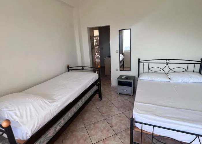 Dhoma Plazhi Husi 民宿 *