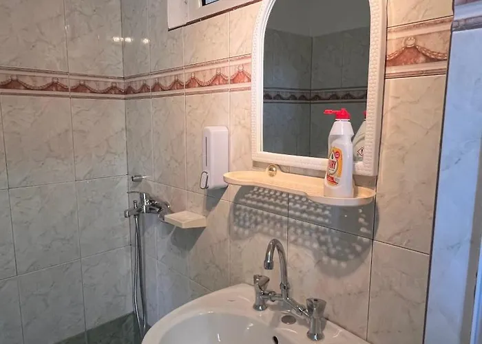 Dhoma Plazhi Husi 民宿 *